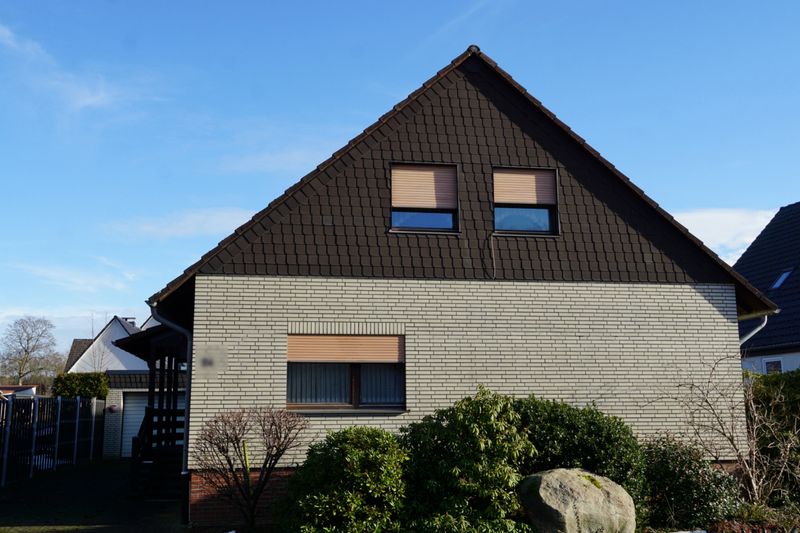 Massives Einfamilienhaus mit Vollkeller und großem Grundstück